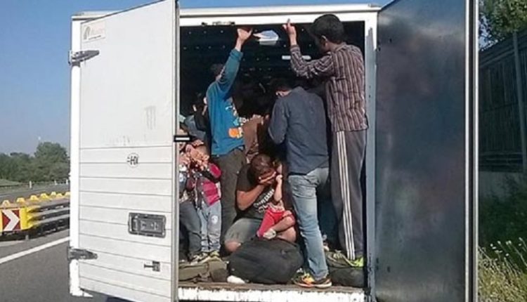 MPB: Janë gjetur dhjetë emigrantë në dy kamionë në pikën kufitare Bogorodicë