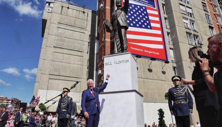 Bill Clinton sot feston ditëlindjen e 77-të