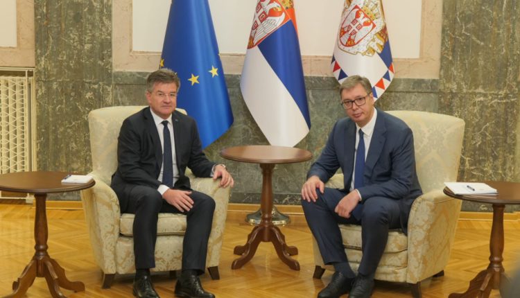 Lajçak takohet me Vuçiqin, flasin për takimin e radhës në Bruksel dhe uljen e tensioneve