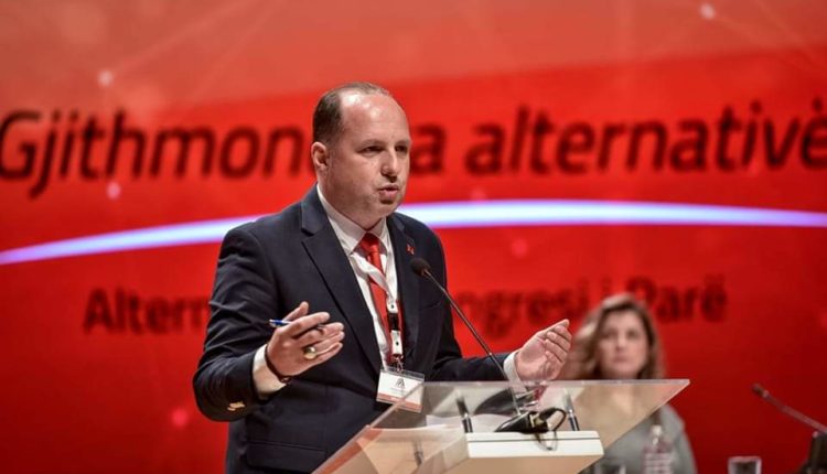 Alternativa reagon për shqiptarin që kërkohet për shpalosjen e flamurit në Tetovë