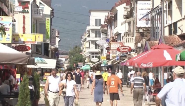 Struga përplot mërgimtarë e turistë