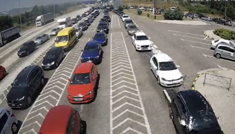 Në Tabanvocë pritet deri në një orë për të hyrë në vend