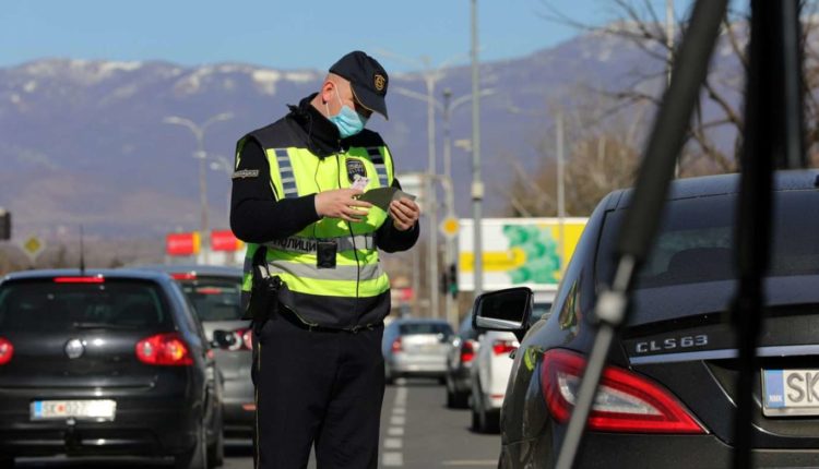 Sulmohen policët në Strugë, u tërhoqën zvarrë