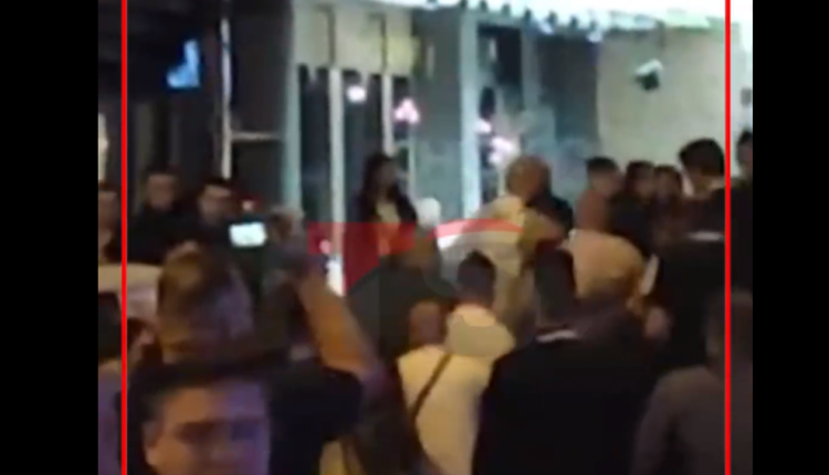 Një person dëshiroi t’i afrohet Albin Kurtit, eskalon situata në përleshje fizike! (VIDEO)