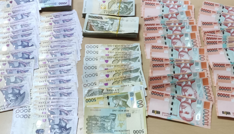 Dogana e Maqedonisë sekuestroi 1.890.000 lekë, gjegjësisht rreth 18.000 euro