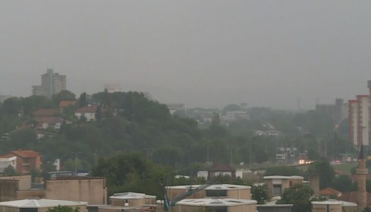 Moti i ligë mbërrin edhe në vendin tonë, reshje dhe vetëtima gjatë gjithë natës (VIDEO)