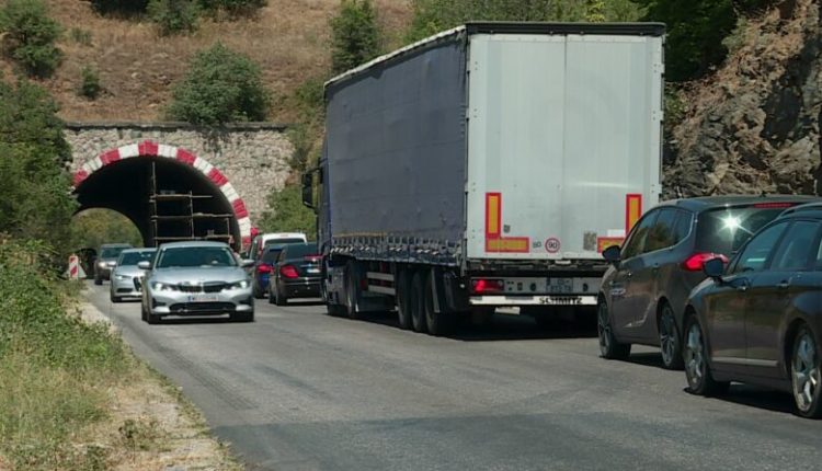 Kaos në rrugën Shkup-Bllacë, kolona të gjata për shkak të punimeve në tunel