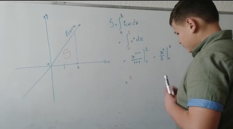 Ylli Morina, gjeniu i matematikës nga Shkupi që po ndihmon studentët nga e gjithë bota (Video)