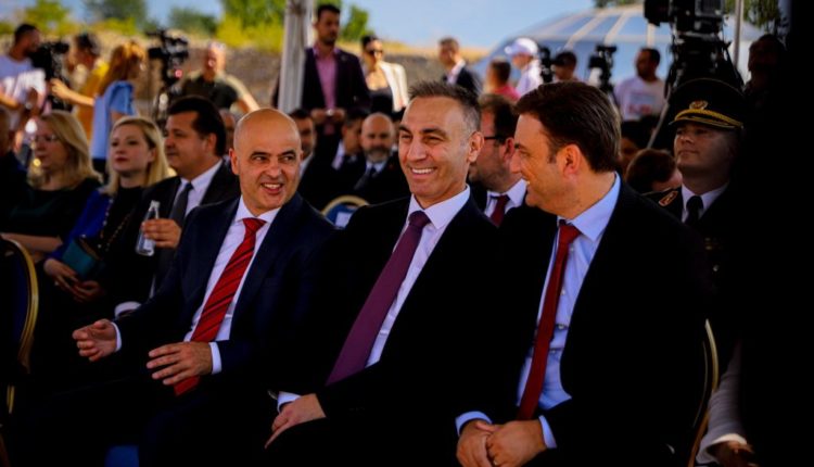 Grubi: Urime 2 gushti – Dita e Republikës, reflektojmë mbi të kaluarën teksa ndërtojmë të ardhmen