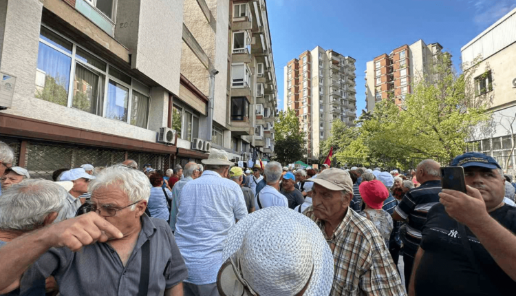 Pensionistët në protesta: Turp jemi shekulli 21, a jetohet me 12.000 denarë