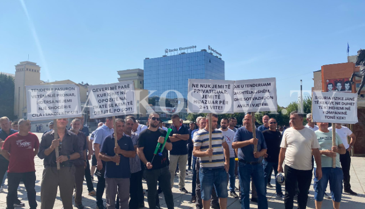 Protestuesit gjuajnë me vezë para zyreve të KEK-ut (FOTO)