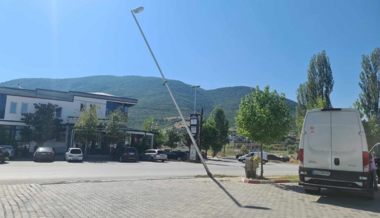 Shtylla e ndriçimit elektrik në Zhelinë që mund të mbyt njerëz! (FOTO)
