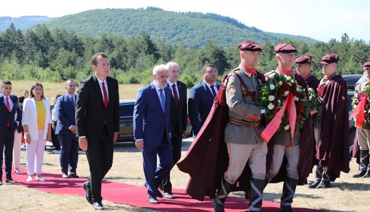 Fishkëllohet kryeparlamentari Xhaferi dhe ministrat në festën e Ilindenit në Krushevë (VIDEO)