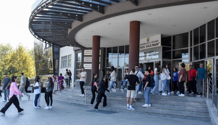 Në Universitetin e Tetovës filloi afati i dytë i regjistrimit të studentëve të rinj për vitin akademik 2023/24