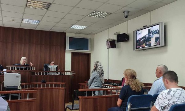 Vrasja në Dragash, e akuzuara pranon se e goditi dy-tri herë me mjet të fortë, por mohon se e mbyti kunatën