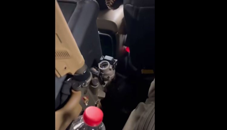 “Jo s’ka vdekë pushka e Luanit, gjallë e kemi UÇK-në” – jehon kënga në autoblindën e Njësisë Speciale (VIDEO)