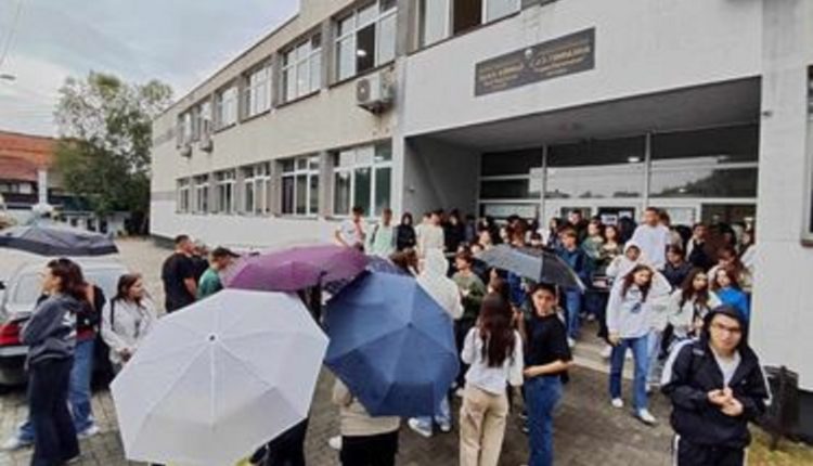 Mungesa e librave, nxënësit e vitit të dytë në Gjimnazin ” Kiril Pejçinoviç” në Tetovë protestojnë  (VIDEO)