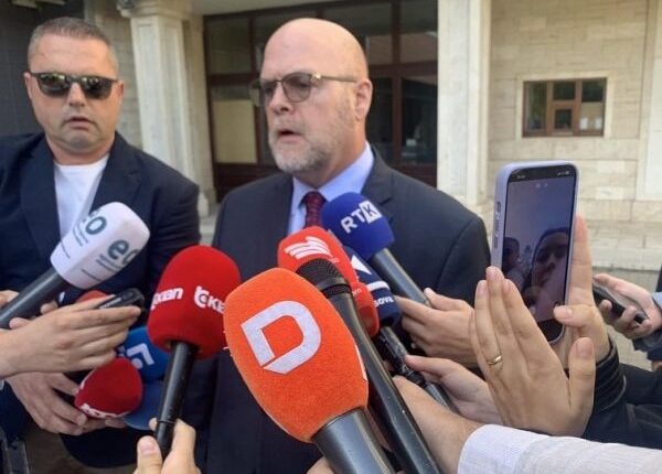 Ambasadori Hovenier ofron mbështetje për zbardhjen e sulmit terrorist në veri