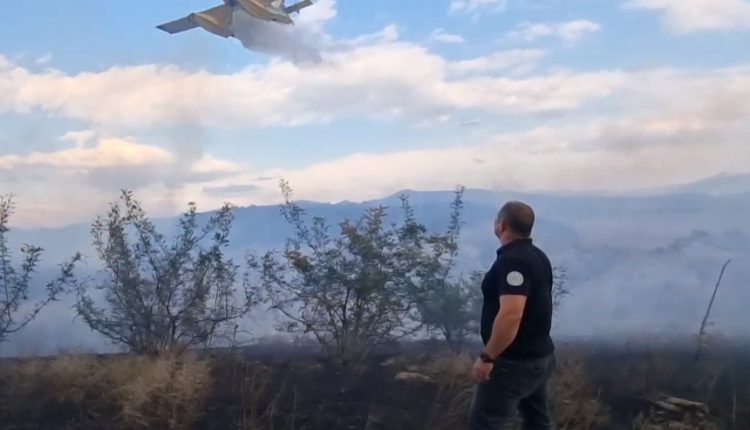 Momenti kur avioni lëshon ujin për të shuar zjarrin e bën “qull” Angellovin (VIDEO)