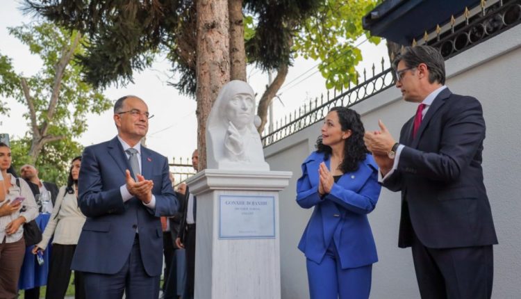 Përurohet shtatorja e “Nënë Terezës” në Shkup
