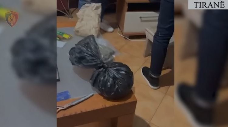 “Më sill 3 pica, shko merr fantat”/ Ishin kthyer në shqetësim për banorët e zonës, si u godit banda e drogës te Kodra e Diellit