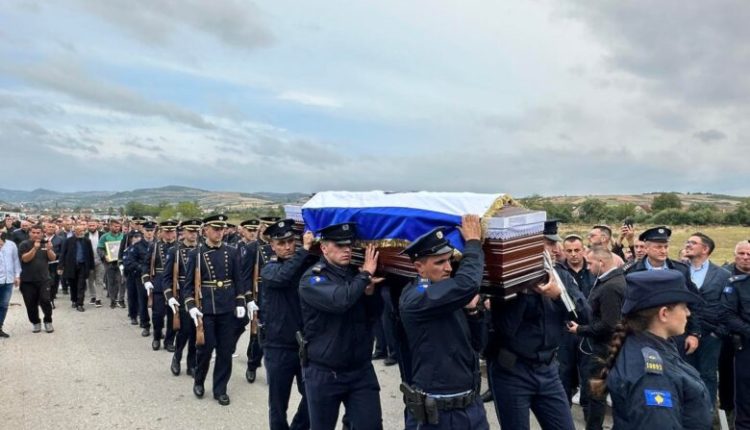 TS LIVE: Varroset me ceremoni shtetërore polici Afrim Bunjaku (VIDEO)