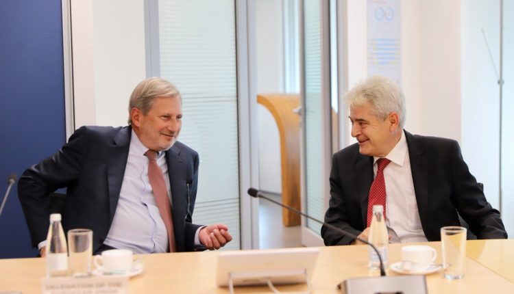 Ahmeti takon Hahn: Ta vazhdojmë rrugën drejt BE