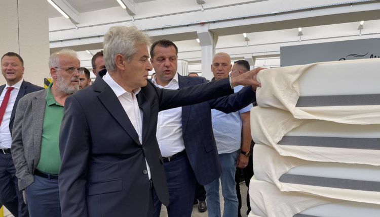 Ali Ahmeti me bashkëpunëtorë priten në Comodita (VIDEO)