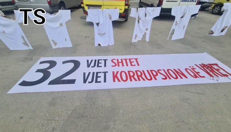 “U munduan të na heshtin duke i vlerësuar jetët e tyre me disa mijëra euro”, familjarët e viktimave në spitalin modular kërkojnë procedurë të re gjyqësore dhe shkarkimin e disa prokurorëve