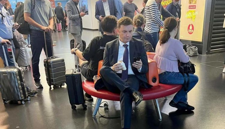 Bujar Osmani publikon fotografi duke ngrënë sanduiç në aeroport të Vjenës