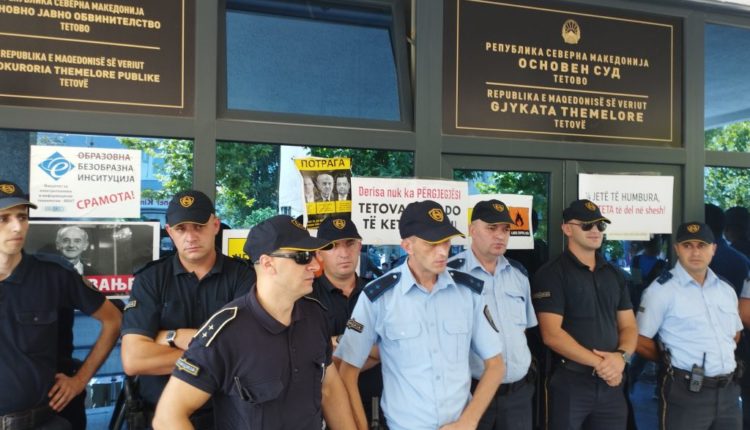 “Vrasës, hajnat në burg” protestuesit brohorasin para gjykatës së Tetovës