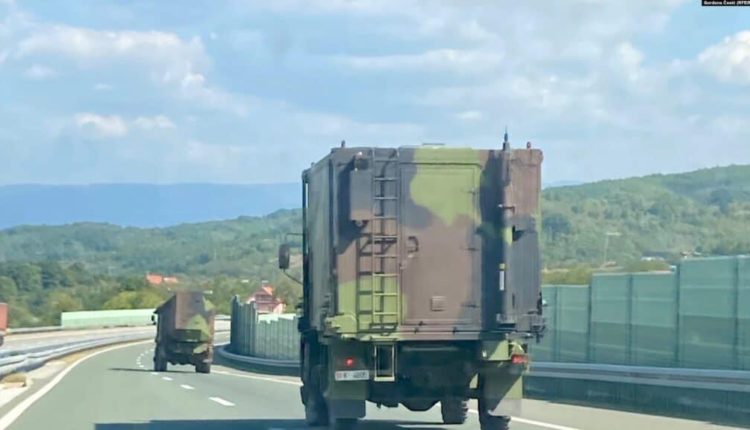 REL: Vërehet lëvizja e një kolone ushtarake në jug të Serbisë (FOTO)