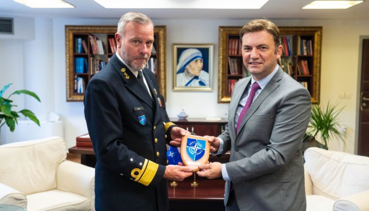 Ministri i Punëve të Jashtme, Bujar Osmani, realizoi takim me Kryesuesin e Komitetit Ushtarak të NATO-s, admiralin Rob Bauer