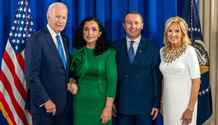 Osmani takohet me Bidenin, ia mbajnë fort dorën njëri-tjetrit