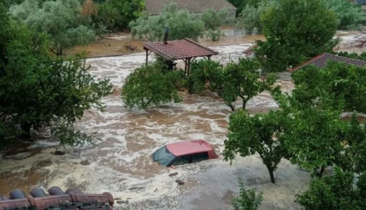 Rrugët e Bullgarisë, Turqisë dhe Greqisë kthehen në lumenj nga përmbytjet, 10 të vdekur