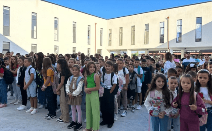 Bie numri i nxënësve në shkolla fillore dhe të mesme në Shqipëri