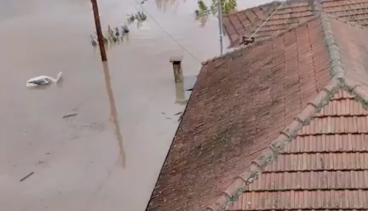Kaos në Greqi nga moti i keq, hapen gropa në rrugë, njerëzit hipin mbi çatitë e shtëpive