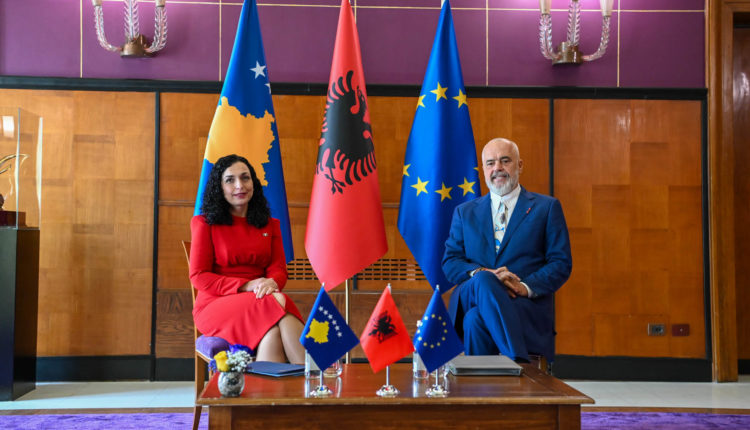 Osmani edhe sot e vazhdon vizitën në Shqipëri