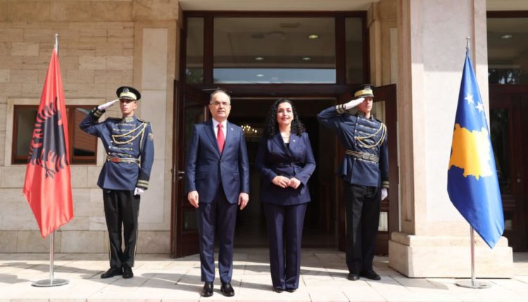 Vjosa Osmani vizitë dy ditore në Tiranë, presidenca zbardh axhendën