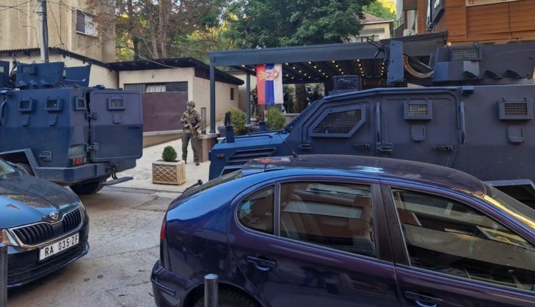 Policia me aksion në veri, konfiskon 2 Mercedesa dhe një katërçikletë (VIDEO)