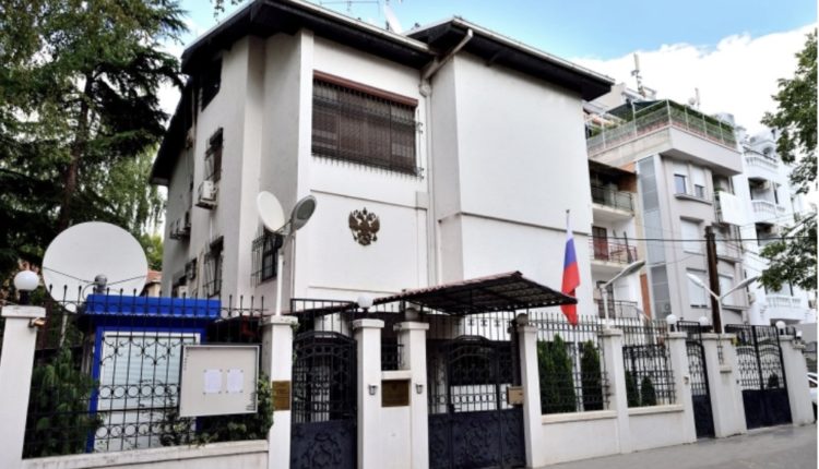Tre diplomatë rusë të dëbuar nga Maqedonia – Zakharova: Veprim armiqësor që nuk do mbetet pa përgjigje