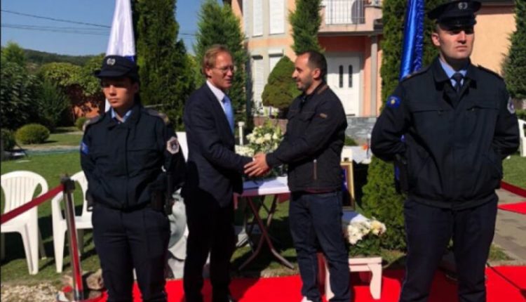 Ambasadori suedez viziton familjen e policit të vrarë Banjskë: Autorët duhet të dalin para drejtësisë