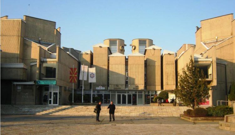 Dënime me burg për dy profesorë të Fakultetit Ekonomik në Shkup, kërkuan para dhe marrëdhënie nga studentet për notë kaluese