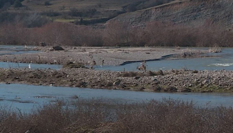 Qeveria vendos, ndërpritet koncesioni për gërmim të rërës dhe zhavorrit në Konjare