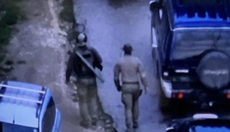 Konfirmohen tre sulmues të vrarë, policia u bën thirrje personave të armatosur të dorëzohen!
