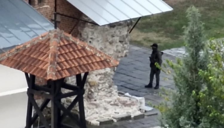 Tensionet në veri, Njësia Speciale e Kosovës ka hyrë brenda Manastirit të Banjskës