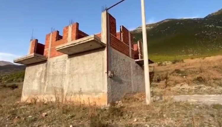 Në këtë banesë u mbajtën peng 23 persona për 10 mijë euro