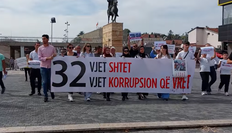 “14 viktima, 0 ditë burg”, familjarët e viktimave në spitalin modular në Tetovë sot protestuan në Shkup (VIDEO)
