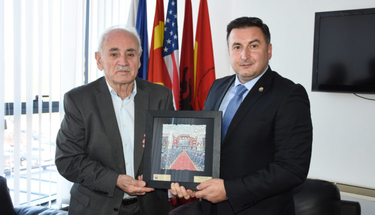 Rektori i Universitetit të Tetovës u takua me profesor Nevzat Halilin, ish-liderin e partisë së parë politike shqiptare në vendin tonë