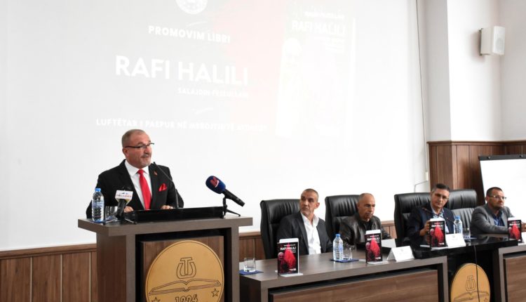 Në UT u promovua libri “Rafi Halili – luftëtar i paepur në mbrojtje të atdheut” nga autori Salajdin Fejzullahi